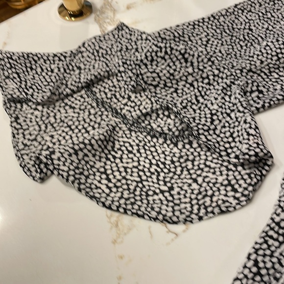 NWT Vince Camuto Black & White Patterned Blouse with Flutter Sleeve | XL - Picture 9 of 9